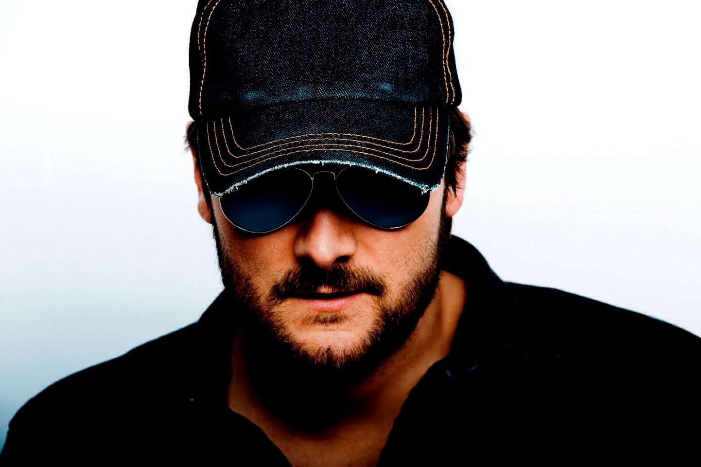 Eric Church is another one of those sexy country men who has a good voice. 