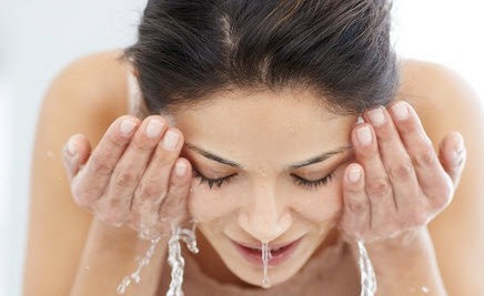 Rinse then moisturize as you usually do.
Improvements are visible from the first time.
Don't forget to use a good sunscreen while outside.