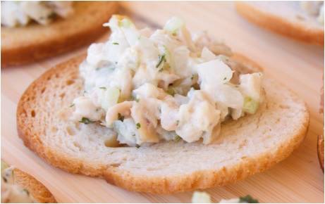 TUNA ON WHOLE WHEAT CRACKER 

