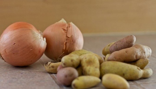 9. The potato can be quite a picky vegetable. First, we advise you don’t store it next to onions. Second, if you want it to not sprout much early, place potatoes with an apple.

