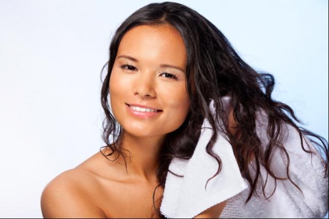 1. Hair volumizer
Adding Epsom salt to conditioner helps you to rid your hair of excess oil, which can weigh hair down and leave it looking flat.