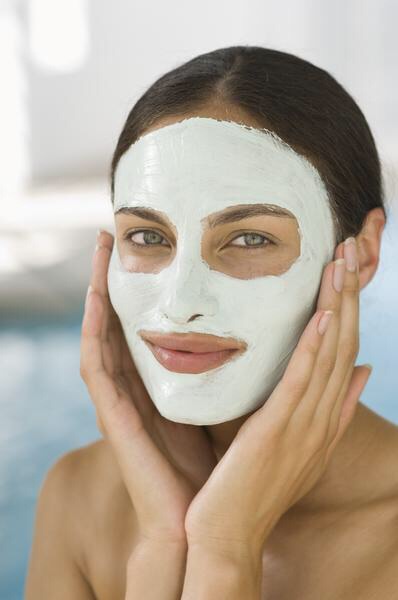 Step four:
Apply the mask to the skin on your face using your fingertips or a clean foundation brush and leave on for at least 60 minutes.