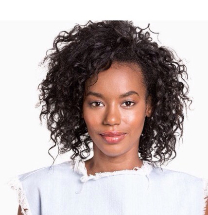 Step 1
A daring eye is best paired with fresh skin. For a healthy glow, prep your canvas with a lightweight facial oil.