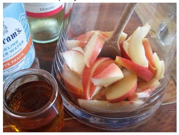 Sparkling White Peach Sangria!! 🍹