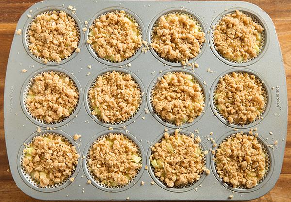 utmeg
1/8 tsp salt
1/4 cup unsalted butter, cold and diced into 1/2-inch cubes
Filling
2 (8 oz) pkgs cream cheese, softened
2/3 cup granulated sugar
2 large eggs
1/4 cup sour cream
1 tsp vanilla extract
1 lb granny smith apples, peeled, cored and finely chopped*
2 tsp lemon juice