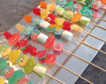 Not only are these candy kabobs super easy and budget-friendly to make, but are also the perfect treat for any party. All you need are skewers, your favorite candies, and fingers!😋They are ideal for birthday parties🎂🎈🎉