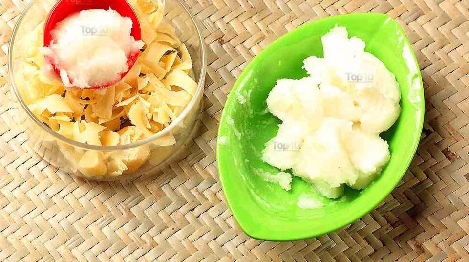 2. Add 2 to 3 tablespoons of extra-virgin coconut oil. (Ideally, the proportion of beeswax to coconut oil should be 1:2.)
