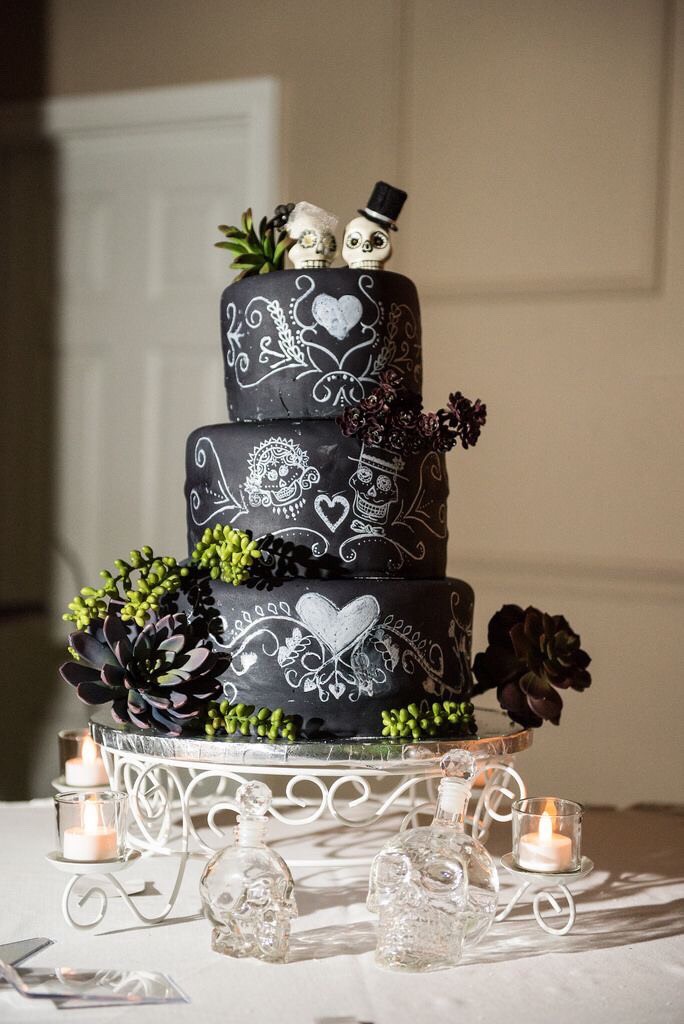 How cute is this skull-themed "chalkboard" cake?!