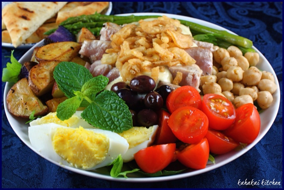 4. Don't Clear Your Plate
Weight loss experts recommend to leave 20% of your meal, and save the rest as leftovers for a healthy lunch the next day.
If you normally eat 2,000 calories a day, you'll cut 500 calories.
