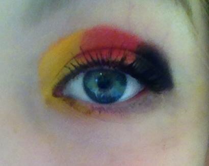 For the bottom of the eye, connect the yellow eyeshadow on the top with the yellow on the bottom 💕