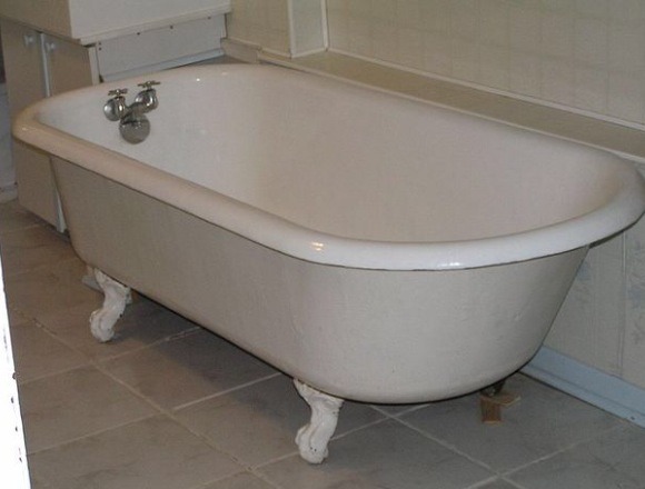It can be used in the bath by adding a few drops whilst the water is running. When you come out of the bath your skin will be touch soft and it also prevents pruning of the skin