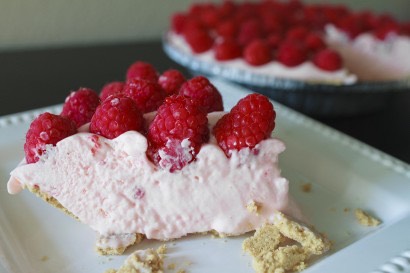 Fresh raspberry yogurt pie 