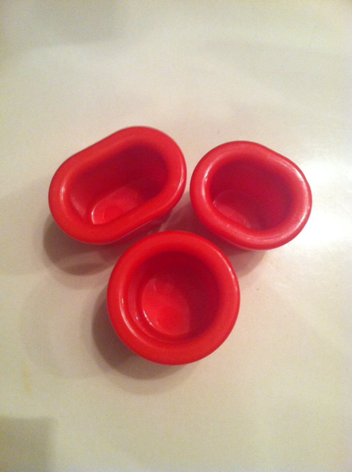 This is just the inside and how they look. They're just little plastic cups, miracle making plastic cups! π Before each use I like to wash/rinse them out, the moisture helps with the suction and then you know they're clean each time. π