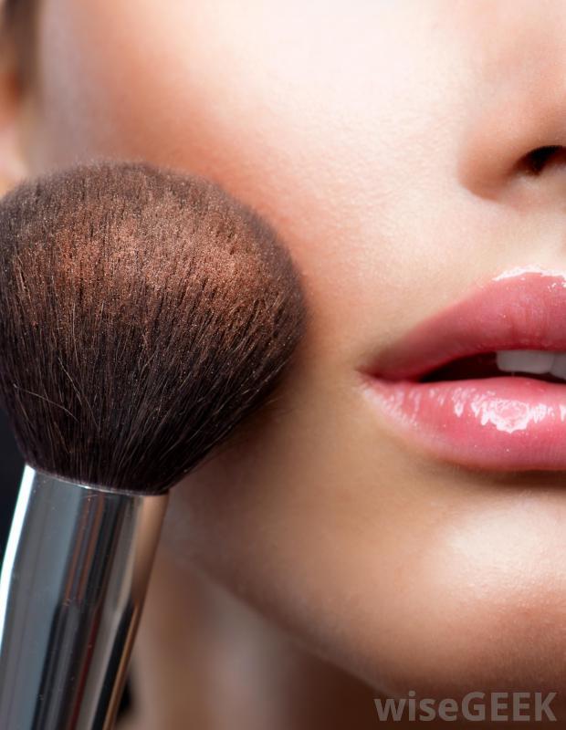 Use a homemade face powder that makes your skin glow as well as help prevent future breakouts! Swipe for recipe!