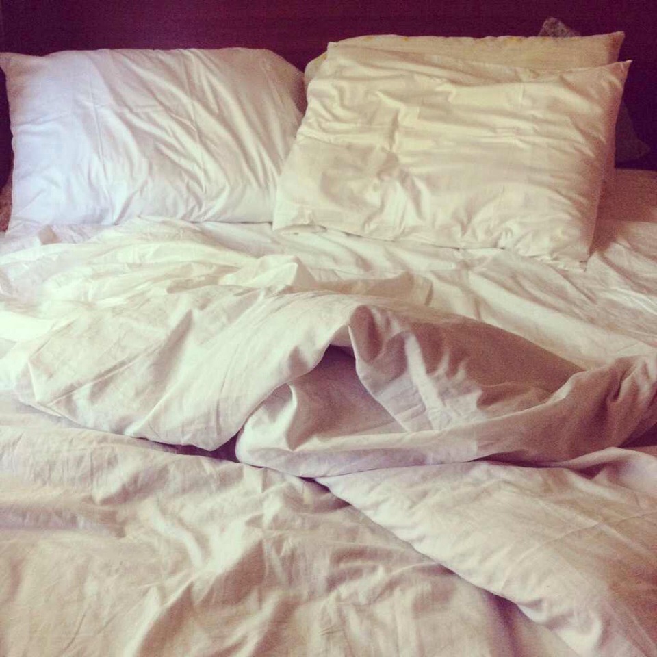 Get out of bed if you really can't sleep.Continuing to lie there only stresses you out more, making it even more difficult to nod off. Experts recommend getting out of bed to do something else -- as long it's relaxing and doesn't involve bright light. Then, climb back into bed when your tierd. 