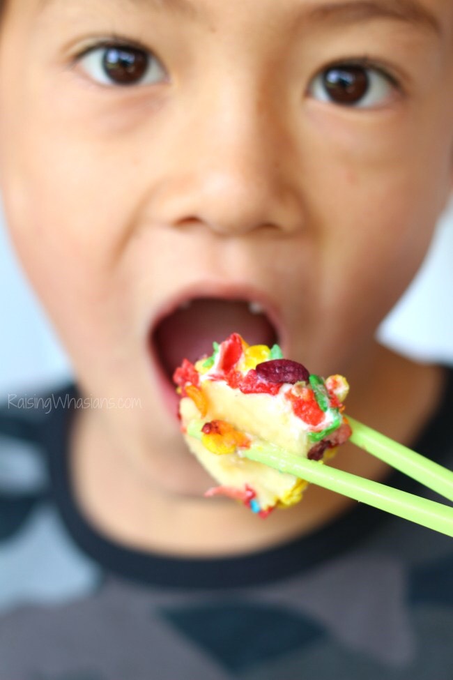 Instructions:
Peel a banana. 
Using a butter knife, spread a layer of Greek yogurt on the surface of the banana.
Roll your banana in the Fruity Pebbles, until fully coated.
Place banana on a plate. Slice into "sushi" sized pieces. Arrange and top with blackberries.


