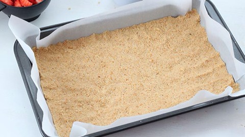 3)Meanwhile, line 11x7-inch pan with cooking parchment paper.
4)Once cookies are cool, place in food processor. Cover; pulse a few times until all cookies are crumbled. Reserve 1 cup of the cookie crumbs. Pour remaining cookie crumbs into pan; press in bottom of pan to form crust.