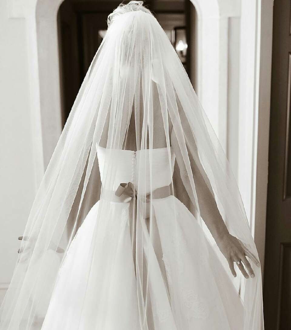 Pictures You Will Regret NOT taking Of Your Wedding Dress! 