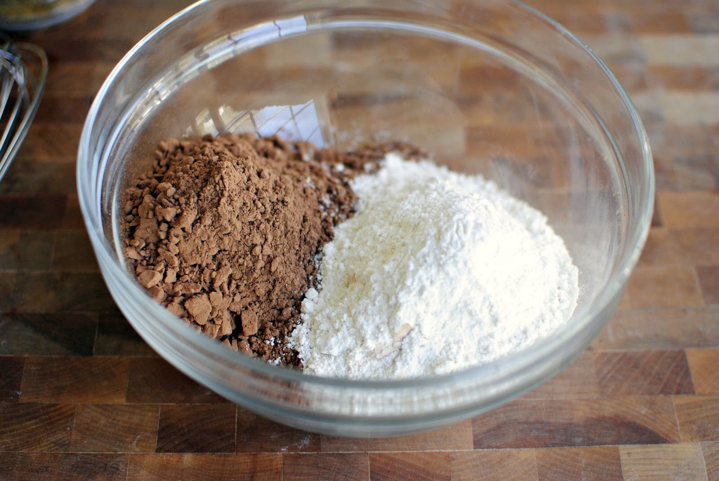 What you'll need:

2 tbsp. flour
1 1/2 tbsp. no-calorie sweetener 
2 tsp. cocoa powder
1/4 tsp. baking powder
Pinch of salt
2 tbsp. milk
1 tsp. oil
1 drop of vanilla extract

*Note if you want just a vanilla mug cake substitute the cocoa powder for extra flour.