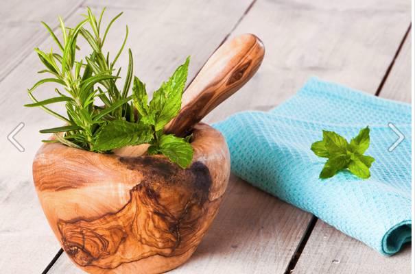 5. Crushed mint leaves works well too. Apply a paste of crushed mint leaves under your eyes. Leave it for 10-15 minutes. Rinse gently.
