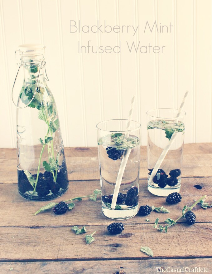✨Blackberry and Mint detox✨
1 cup blackberries cut in half
4 mint leaves cut in half
