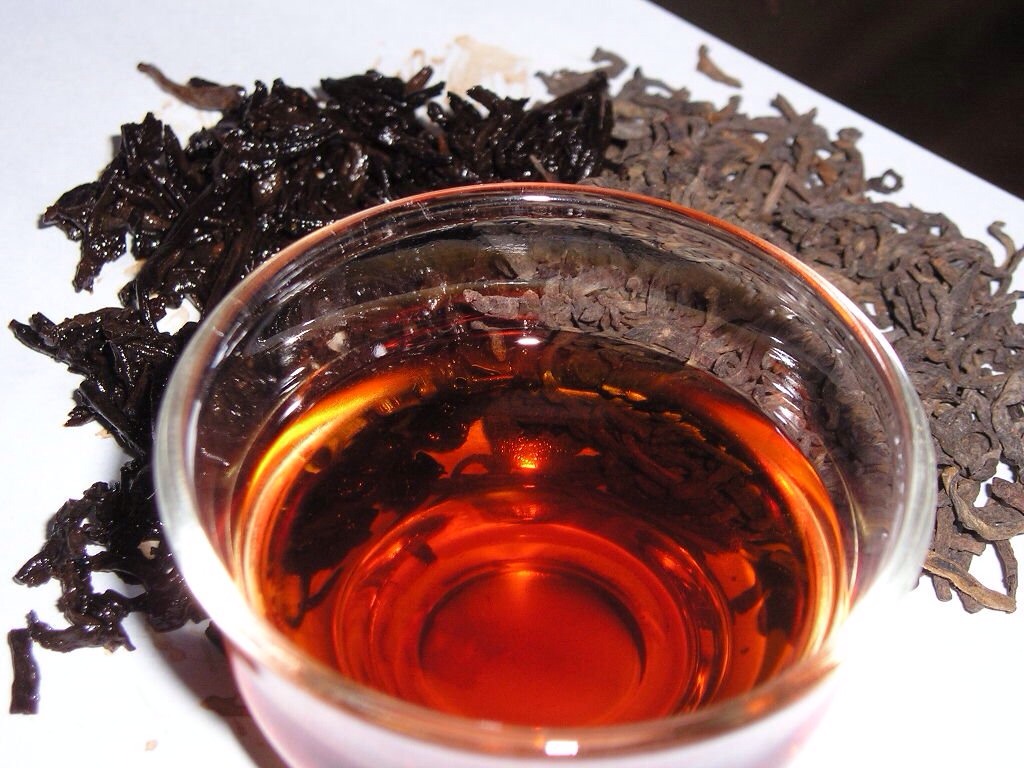Black tea: Made with fermented tea leaves, black tea has the highest caffeine content and forms the basis for flavoured teas like chai, along with some instant teas. Studies have shown that black tea may protect lungs from damage caused by exposure to cigarette smoke. Also reduces stroke risk.