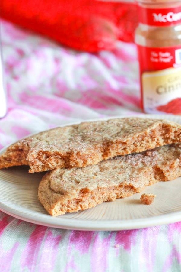 Giant Snickerdoodle Cookie 

http://sallysbakingaddiction.com/2012/07/11/1-giant-snickerdoodle-cookie/ 