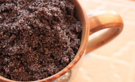 2.Coffee Scrub

Why just use coffee for drinking? 
Get the recipe at A Cup of Mo.