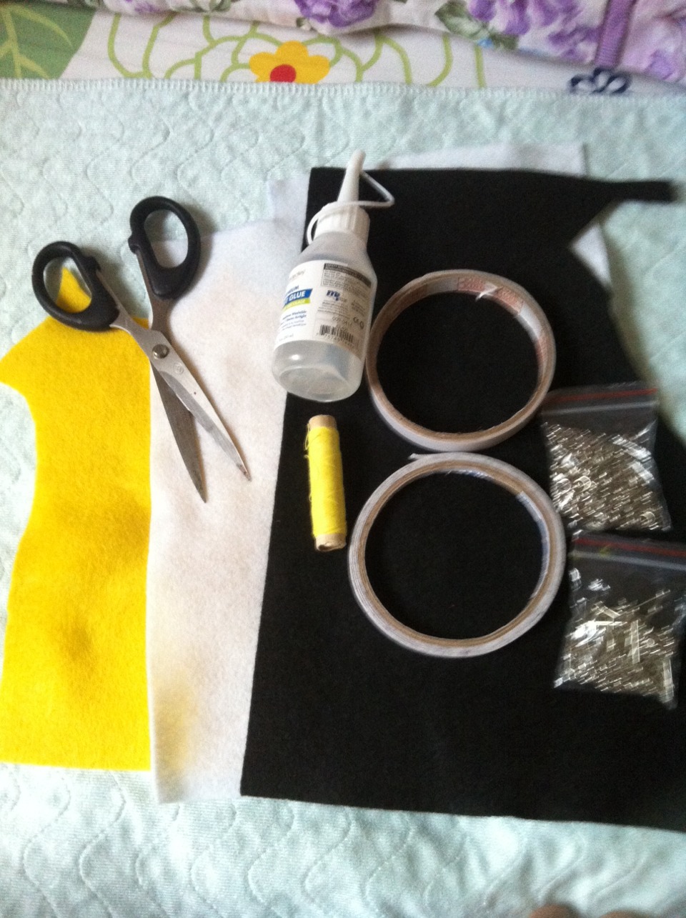 You will need:
Black,yellow and white felt
Craft glue
Scissors 
Needle and thread
Something round
Eye pin*
Jumprings*
Cell phone straps*
** only required if u want to make a cellphone accessory 
-sewing is required- 

