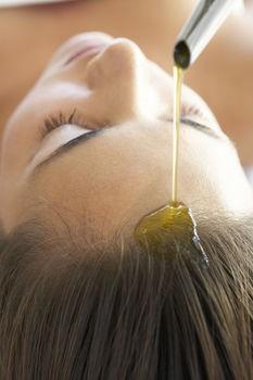Hot oil dry hair kitchen treatment is known to be an excellent hair care remedy. If you want to make the most of it for your dry and fragile hair, opt for a homemade oil mixture.