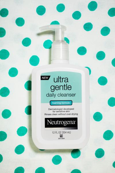 Neutrogena Face Wash
"This foaming cleanser works great and leaves with a clean yet naturally soft skin. It thoroughly removes excess oil, dirt, and makeup without overdrying or irritating skin."