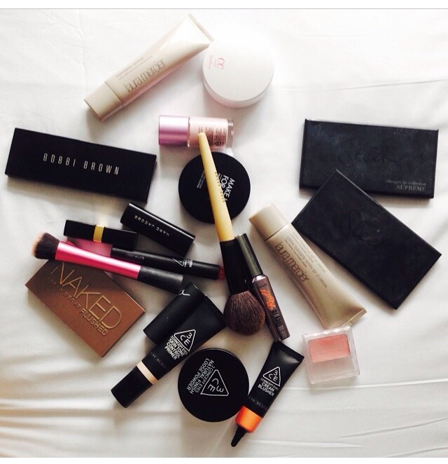 5. Makeup. 
Makeup is always fun because you can get adventurous. If you want you can try colour eyeliner, fake lashes, or even self tanner. Depending on the event, you can load up or take it easy. Both are beautiful to everyone so it's your chioce.  