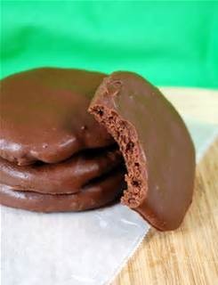 -> Combine chocolate chips with peppermint extract & shortening in a microwavable bowl
-> Heat for 2 min, stir gently, then heat for 1 min
-> Stir well
-> Use a fork to dip each wafer in chocolate
-> Place cookies on wax paper
-> Refrigerate