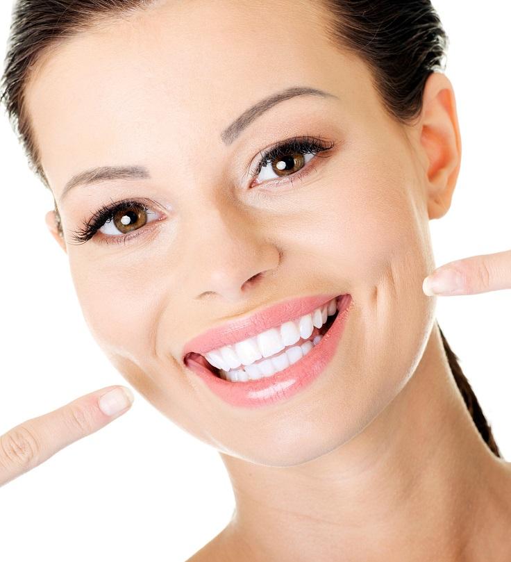 Get Whiter, Healthier Teeth
The apples have that super power to whitener our teeth. They do not have the same function as the toothpaste and visiting dentist, but the next few hours after eating an apple and before your next meal, your teeth will shine.