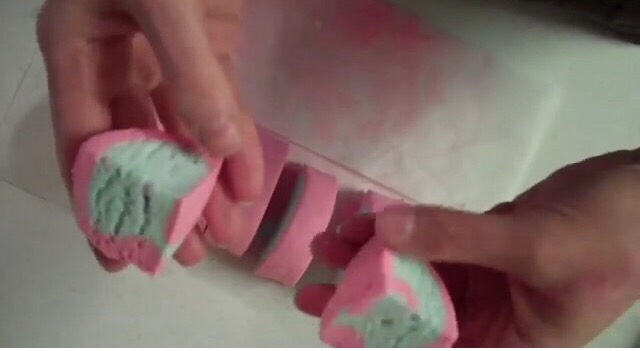 •Leave out to dry. 
•Cut each block in half. when want to use 
•Only need use one block a bath 
•UP TO 18 bubble baths :) 😍
