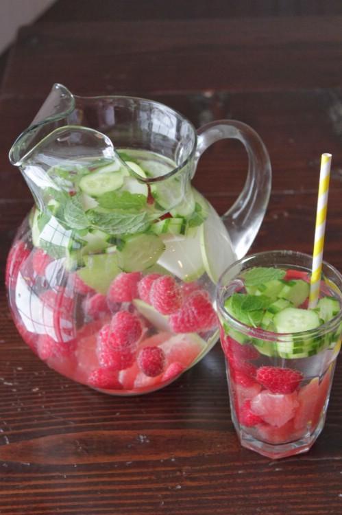 Ingredients:
Water
Raspberries
Sliced grapefruit
Cucumbers 
Pears
and fresh mint