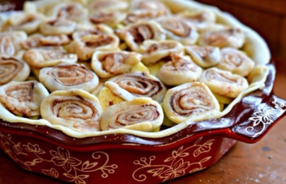 Apple cream pie with a cinnamon roll crust