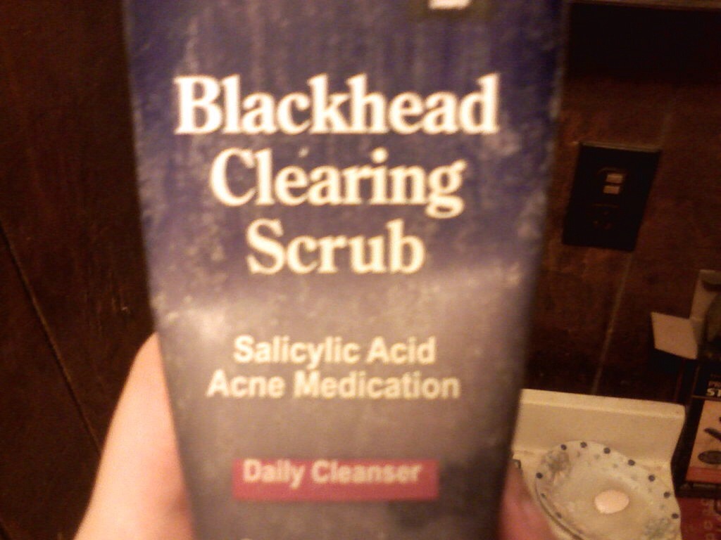 Step 5
Cleanse your forehead two or three times a week with an exfoliator containing salicylic acid. An exfoliator is an abrasive agent used to remove dead skin cells from the surface of the skin. Salicylic acid will penetrate the hair follicle and help prevent clogs from forming.