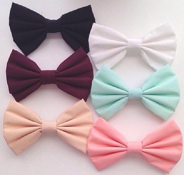 4: THESE BOWS!🎀
These bows are sooo cute! And you can even make them yourself to match a certain outfit! They're so easy to make too! They are the perfect finishing touch to your hair and especially when you're in a rush!