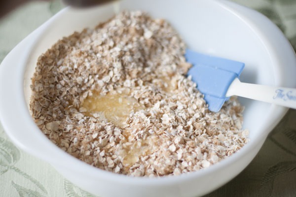 Mix it all together. Apply on your face and leave it on for 10 minutes. Rinse with warm water. Then done! Nice and smooth!