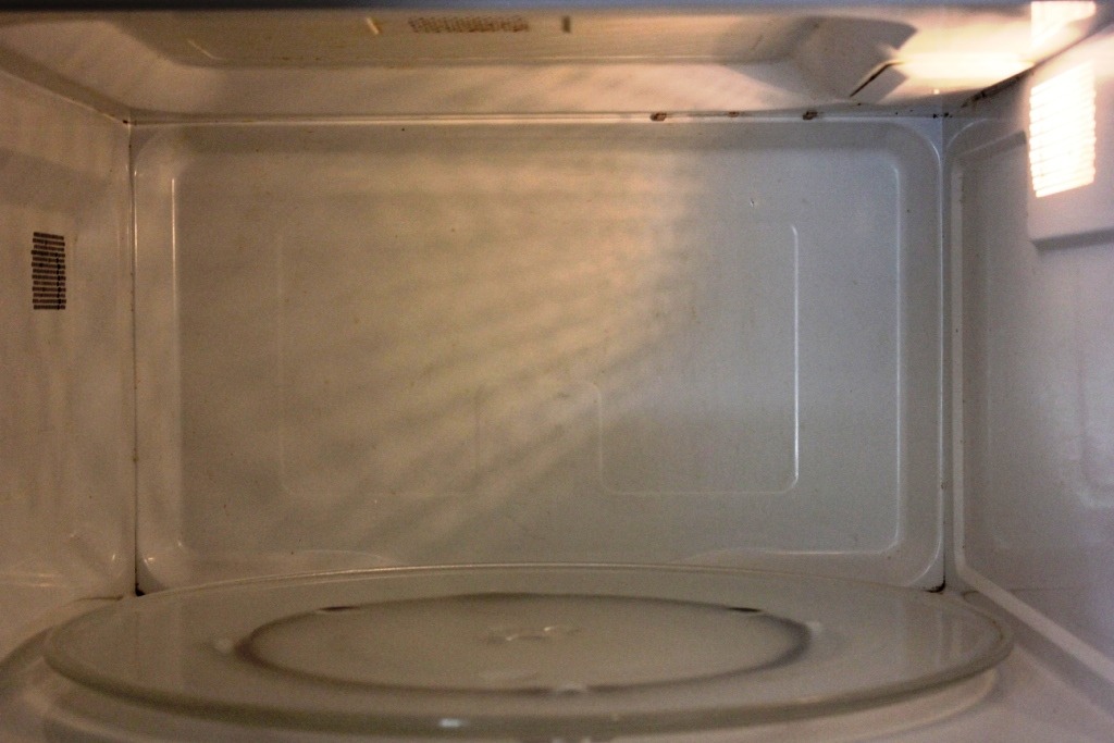   Be careful the bowl and remaining mixture can be very hot!
Use a sponge or cloth and dip it in the vinegar mixture.
Wipe away the remaining food particles.