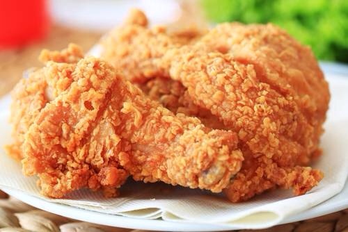 2. Fried Chicken
Many people say that fried chicken doesn’t absorb the oils it’s cooked in. It is true that cooking in very hot oil can prevent the chicken meat from getting greasy. Unfortunately the breading on the chicken will be full of fat and calories. 