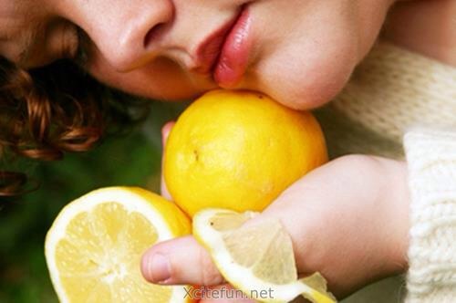 ** Lemon is also very good at clarifying your hair to remove hair hair product build up. For those with dark hair, use lemon juice to add golden and red highlights to your hair. For those with blonde hair, use lemon to lighten your blonde color. 