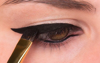 STEP 4
Connect the liner to the inner corner of your eye and fill in any missing spaces along the lash line.
