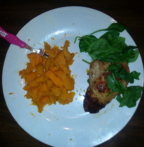 Dinner : grilled chicken, spinach & sweet potato.