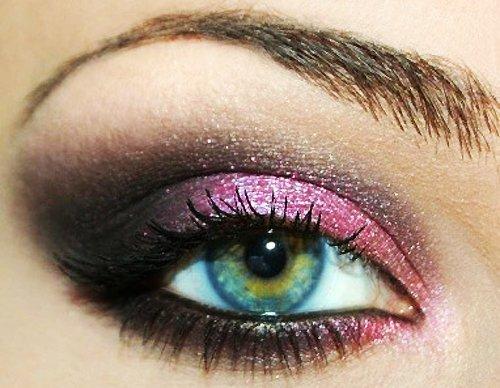 18. While creating smokey eyes, try to keep the colour to the lid and just under the lower lash line. Don’t extend color above the crease.