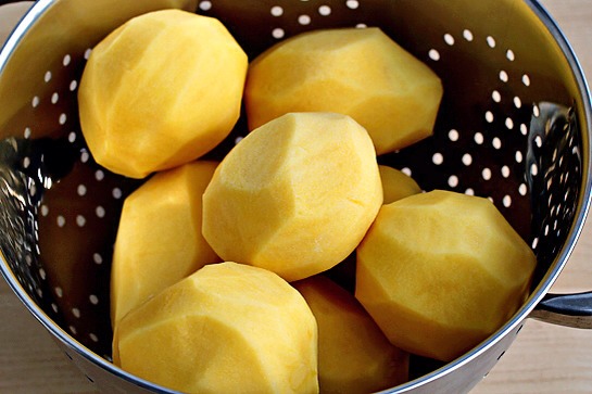 1. First, preheat the oven to 430 F (220 C).

2. Next, peel, wash, and dry the potatoes.