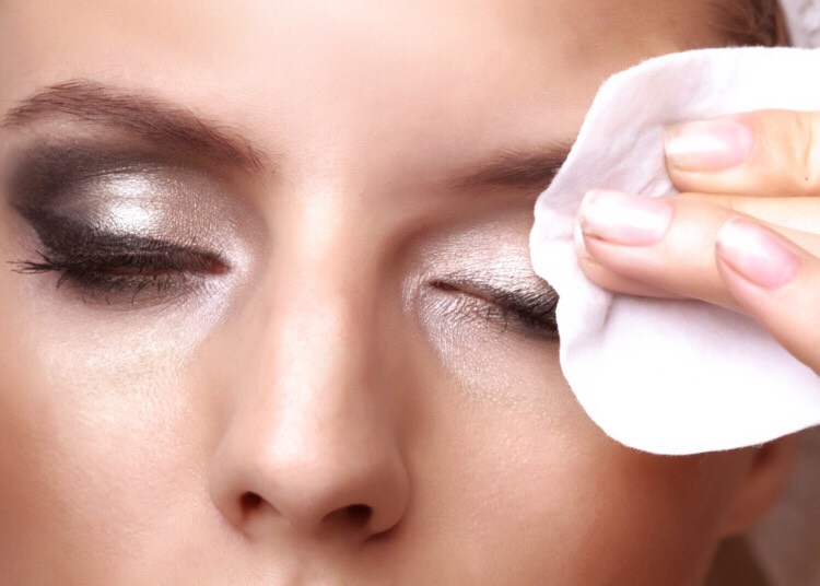 Vaseline works as a perfect makeup remover.