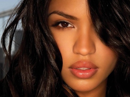 I'm sure we've all wished at one point that we had lips like these. But unfortunately not all of us are blessed with naturally plump lips. Well, you can stop your wishing, because I've got the solution for you💋