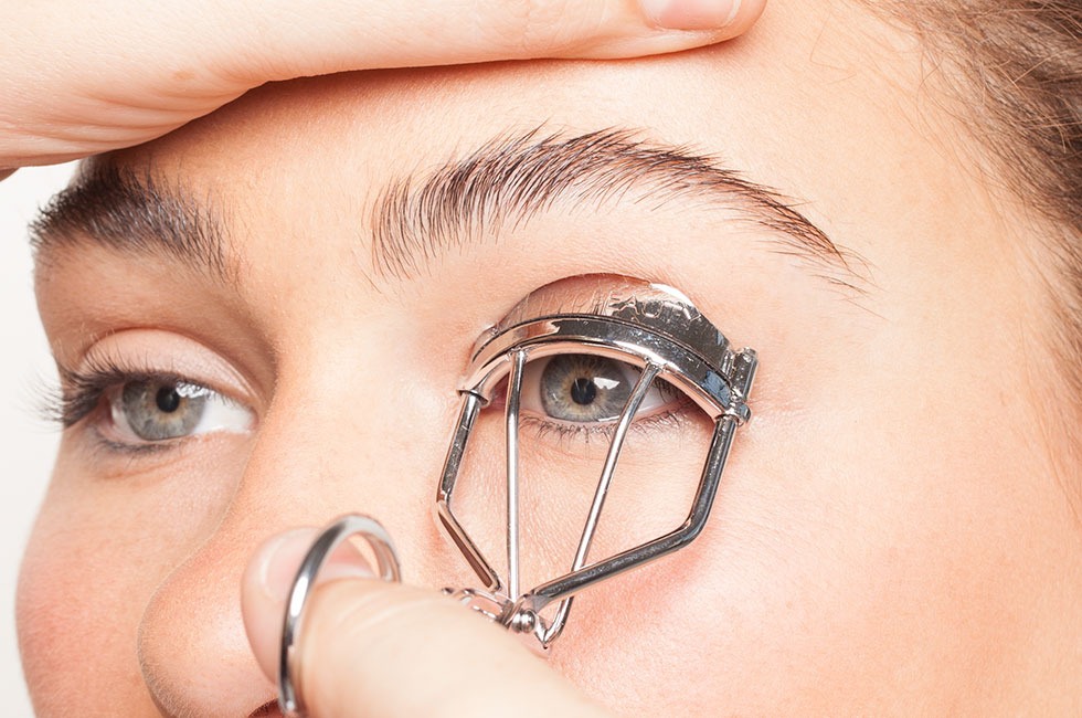 Step 2. Curl eyelashes